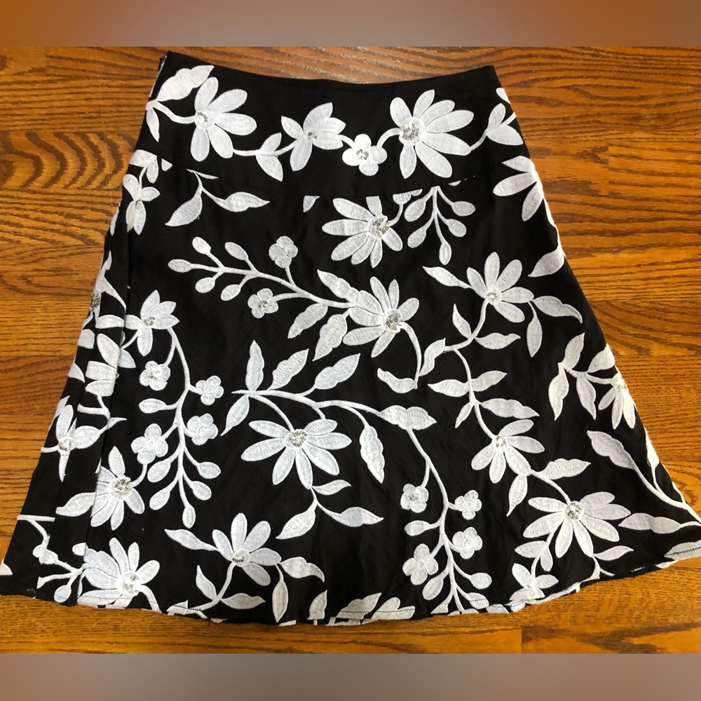 INC International Concepts Black & White FLOWER Skirt  Size 6